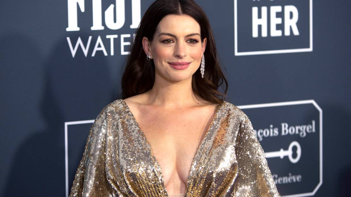 Anne Hathaway Measurements Height Weight Bra Size Age