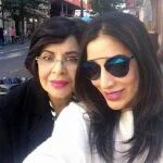 Sophie choudry with her mother